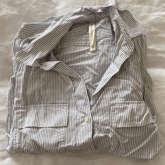 Aritzia blouse like new - Picture 4 of 5